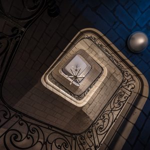 Un escalier en tuffeau et fer forgé du XVIe siècle.