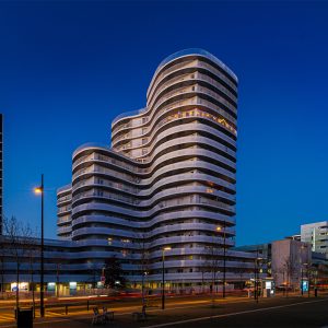 Le mail pablo picasso à nantes : photographie d'urbanisme apres le coucher de soleil montrant la ligne de batiments