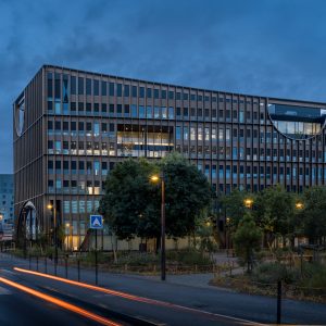Batiment illuminé à  l'heure bleue