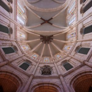 Vue en contre plongée du plafond de la nef de la basilique Saint Donatien - patrimoine religieux