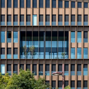 Une terrase au milieu d'une facade d'un batiment de bureaux