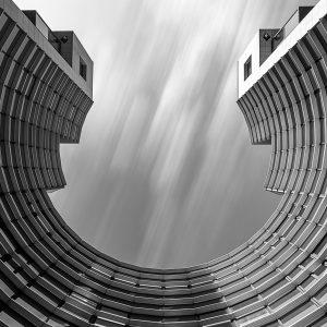 Point de vue originale pour une photographie d'architecture, transformant un batiment en vaisseau spatial