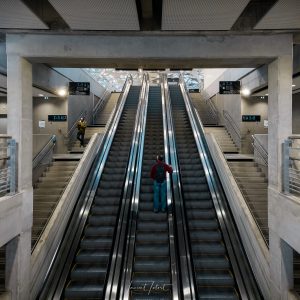 Vu symmetrique de l'escalier et des escalators de la gare de nantes -architecture interieure