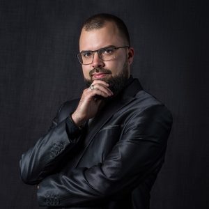 Homme au regard énigmatique, la mein sur le menton