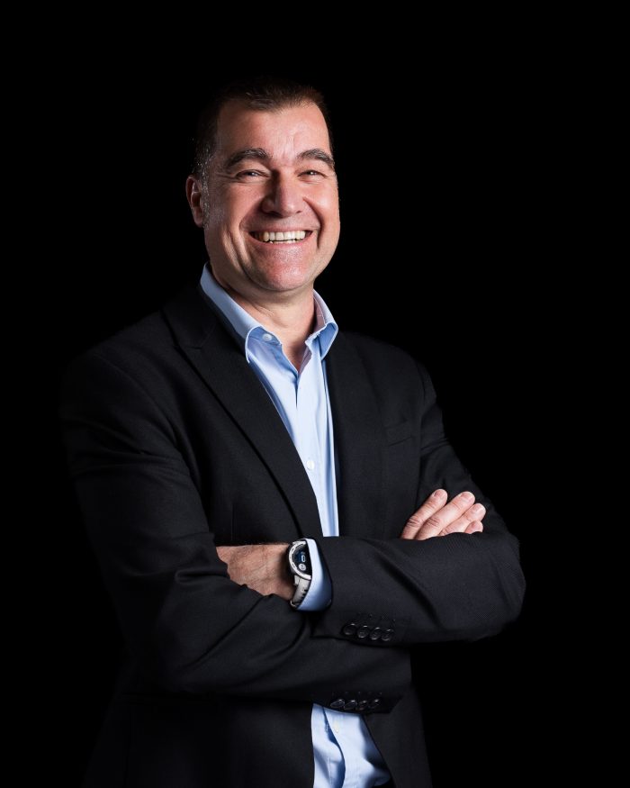 Homme souriant en costume avec un regard franc