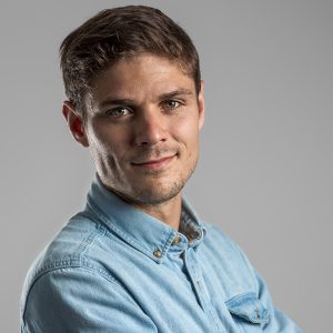 Portrait d'un homme,de trois quart regardant le spectateur - Portrait LinkedIn