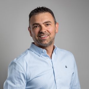 Portrait studio d'un homme souriant en chemise - portrait professionels