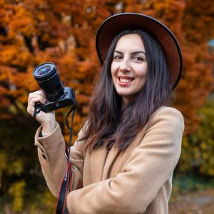 Portrait professionel d'une photographe souriante.