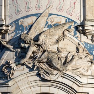 Un age a la trompette et les signes du zodiaque sur la tour LU - patrimoine industriel et architectural