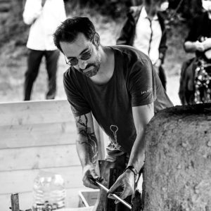 Verrier en train de chauffer le verre dans un four