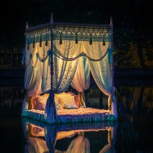 Oeuvre Onirique : un lit a baldaquin de conte de fée éclairée flottant sur l'Erdre 
